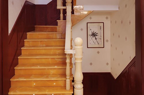 三山中式别墅室内汉白玉石楼梯的定制安装装饰效果